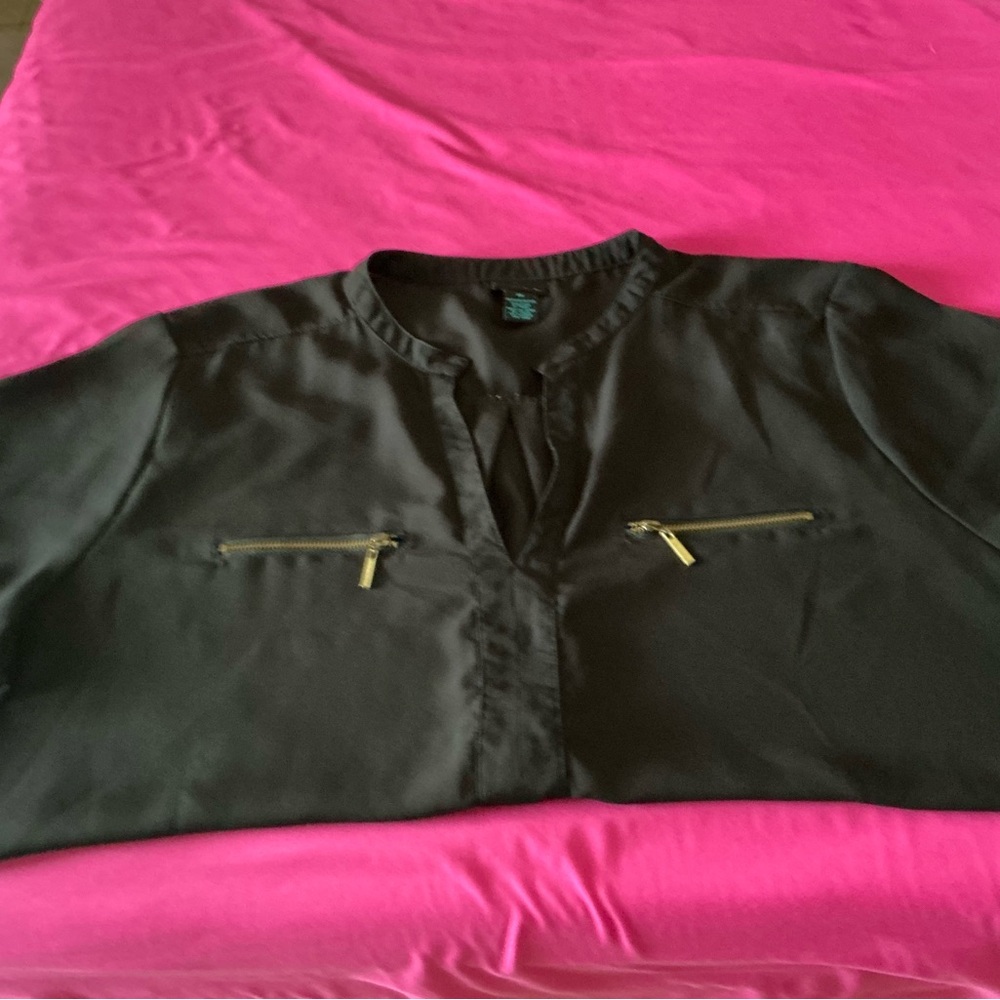 Woman 2X Black Shirt w/zippers LIKE NEW